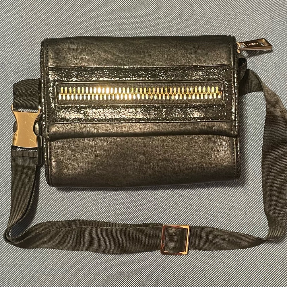 bebe 5x7 waist bag in black w gold accent